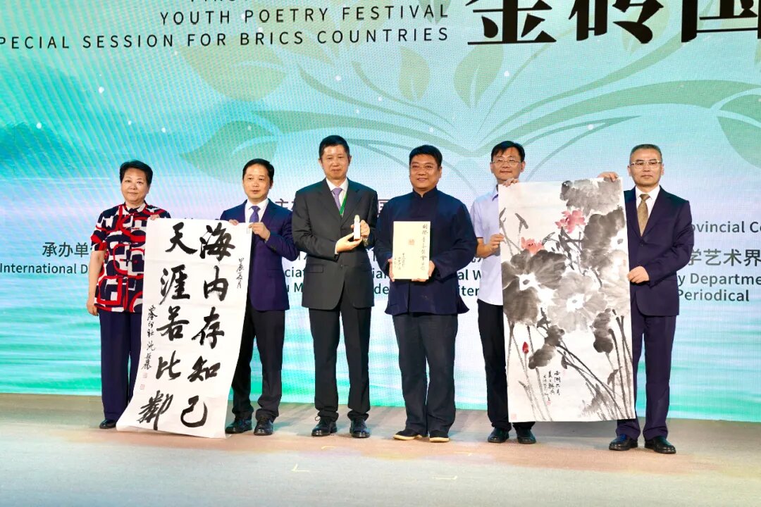 藝術(shù)家王臻、沈穎麗、繆宏波將現(xiàn)場(chǎng)創(chuàng)作的篆刻及書畫作品贈(zèng)予國(guó)際青春詩會(huì)組委會(huì)
