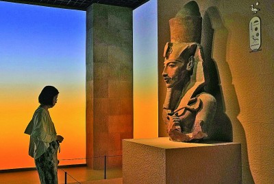 7月17日，預(yù)覽觀眾在“圖坦卡蒙的時(shí)代”展區(qū)參觀埃赫那吞半身像。新華社記者 劉穎攝