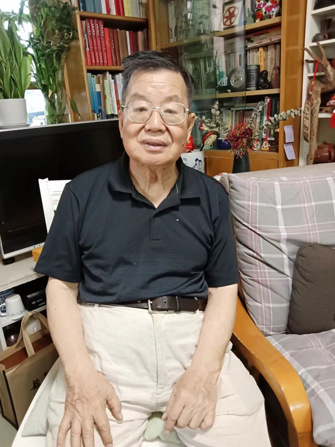 曾鎮(zhèn)南，著名評(píng)論家，中國(guó)社會(huì)科學(xué)院文學(xué)研究所當(dāng)代文學(xué)研究室研究員，首屆魯迅文學(xué)獎(jiǎng)獲得者