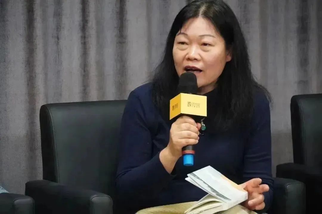 黃葒    南京大學外國語學院法語系教授，博士生導師，南京大學人文社會科學高級研究院兼職研究員，國際杜拉斯學會會員，中國法國文學研究會常務理事，中法語言文化比較研究會常務理事、江蘇省外文學會理事，江蘇省翻譯協(xié)會理事、南京翻譯家協(xié)會理事，南京作協(xié)理事。