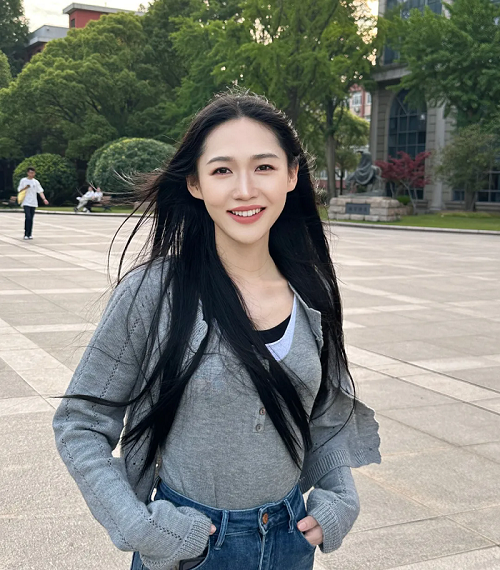 周燊，滿(mǎn)族，中國(guó)作家協(xié)會(huì)會(huì)員，藝術(shù)碩士、文學(xué)博士，從教于高校創(chuàng)意寫(xiě)作和現(xiàn)當(dāng)代文藝研究等方向，曾獲第六屆山東省泰山文藝獎(jiǎng)（文學(xué)創(chuàng)作獎(jiǎng)）、復(fù)旦大學(xué)光華獎(jiǎng)等榮譽(yù)。