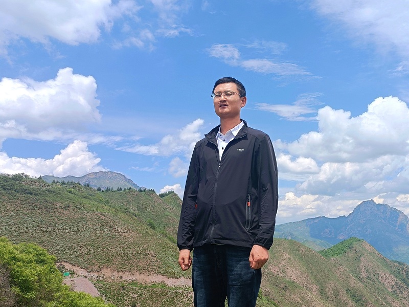 丁海龍，男，漢族，筆名古月星空，甘肅臨潭人。中華詩(shī)詞學(xué)會(huì)會(huì)員、甘肅省作家協(xié)會(huì)會(huì)員、甘肅省詩(shī)詞學(xué)會(huì)會(huì)員、甘肅省楹聯(lián)學(xué)會(huì)會(huì)員。作品見(jiàn)于《中華詩(shī)詞》《中華辭賦》《甘肅黨建》等刊。出版詩(shī)集《虛塵》《流水集》。