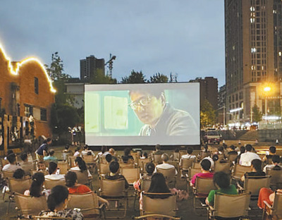 在四川成都完美文創(chuàng)公園里，一場露天電影正在放映。 　　廖茂林攝