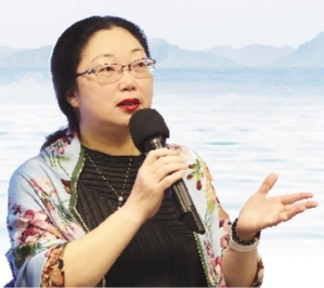 楊怡芬，浙江舟山人，魯迅文學(xué)院第13屆高研班學(xué)員。2002年開始寫作，在《人民文學(xué)》《十月》《花城》等發(fā)表小說百余萬字，出版中短篇小說集《披肩》、中篇小說集《追魚》、長篇小說《離觴》《海上繁花》等。