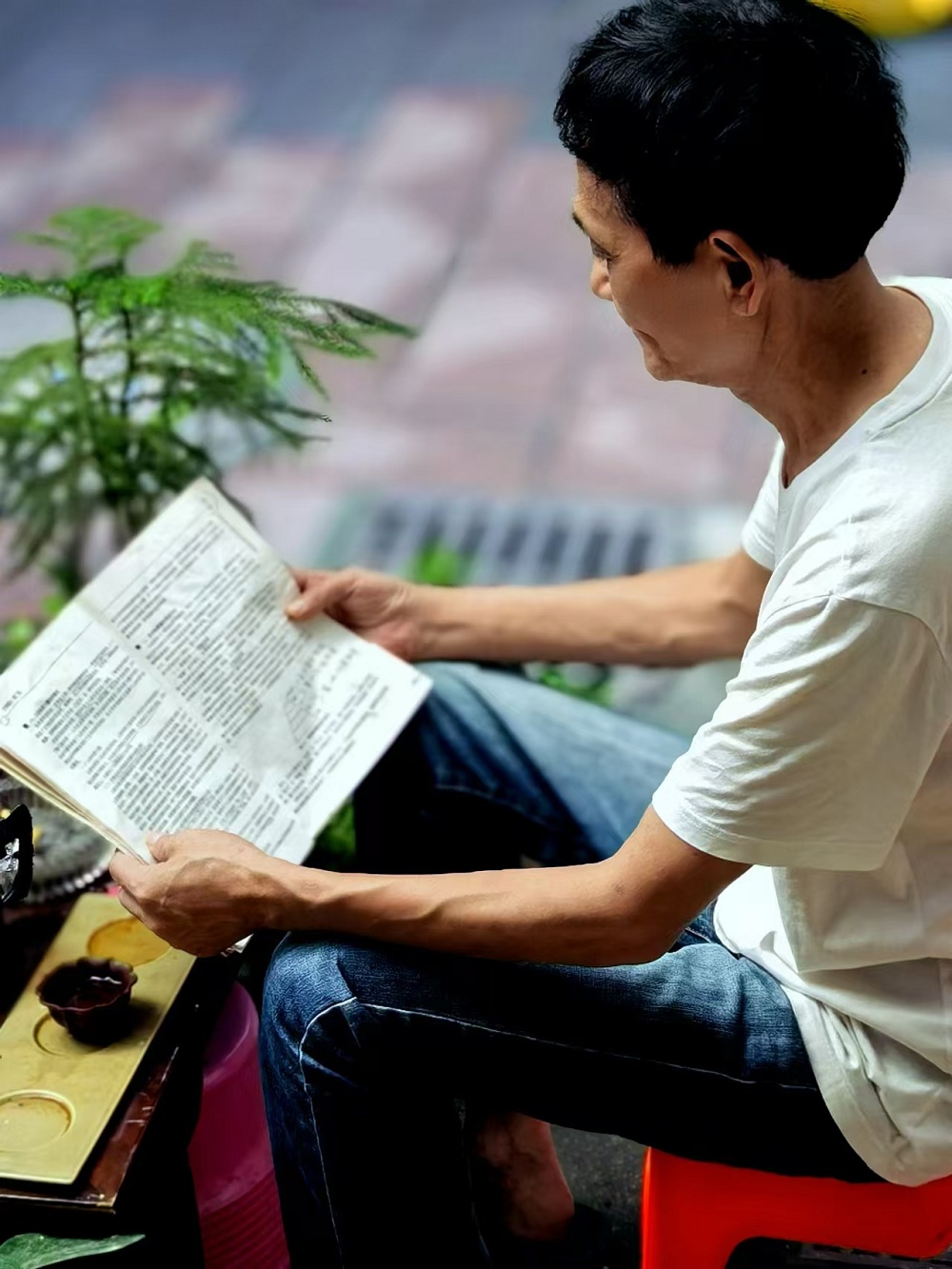 自從注冊(cè)作家網(wǎng)，在文友們的影響下，也開始為自己充電了。早上五點(diǎn)半起床，邊喝茶邊看書，最少堅(jiān)持一個(gè)半小時(shí)，已經(jīng)成為鐵打不動(dòng)的規(guī)律