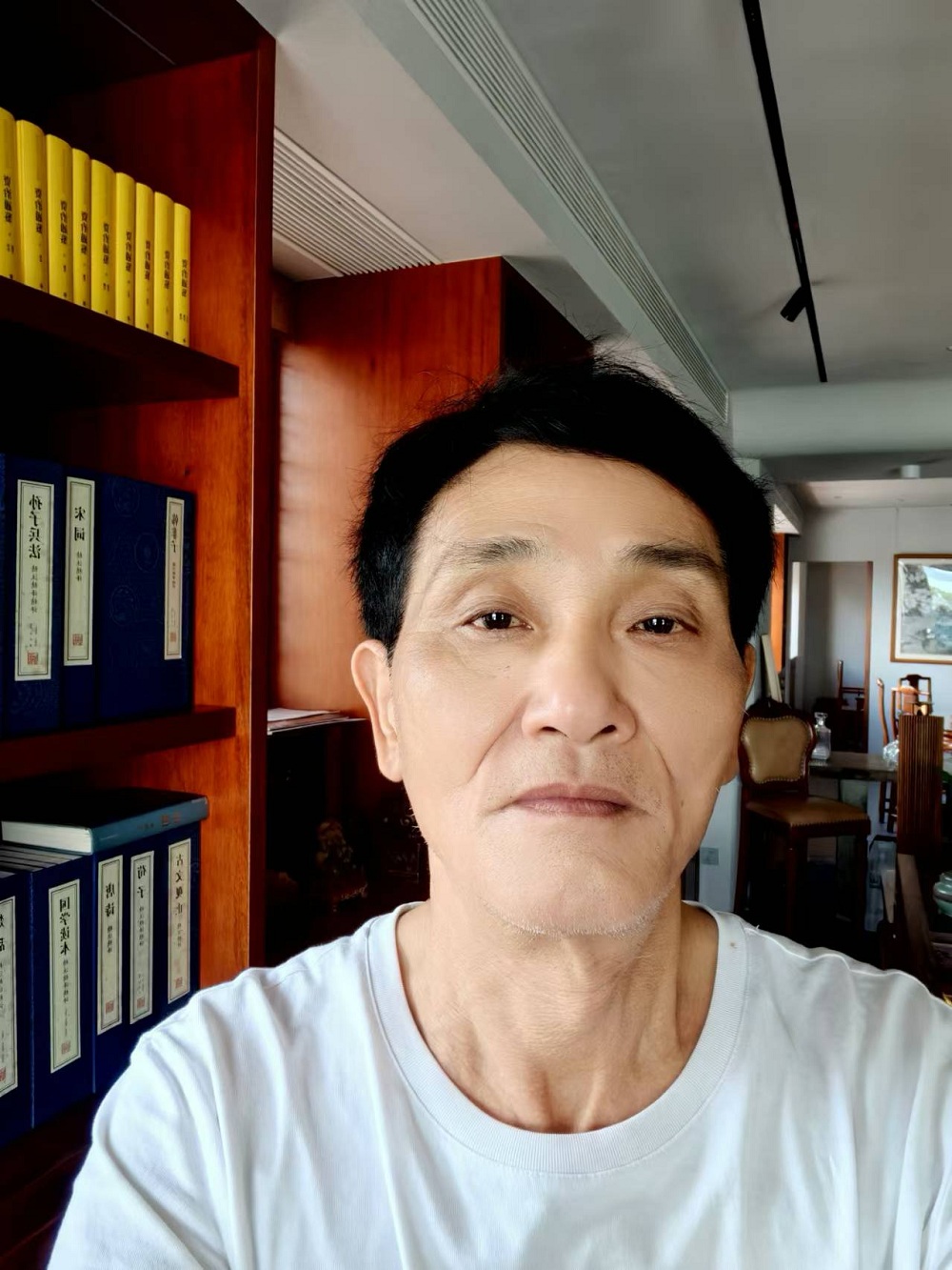 子塵，早年筆名野草，福建人，現(xiàn)居住廈門市，在一家私企上班。少年時(shí)開始喜歡文學(xué)，一直熱愛，從不言放棄。早年有習(xí)作發(fā)表報(bào)刊，現(xiàn)大多作品發(fā)于網(wǎng)絡(luò)。