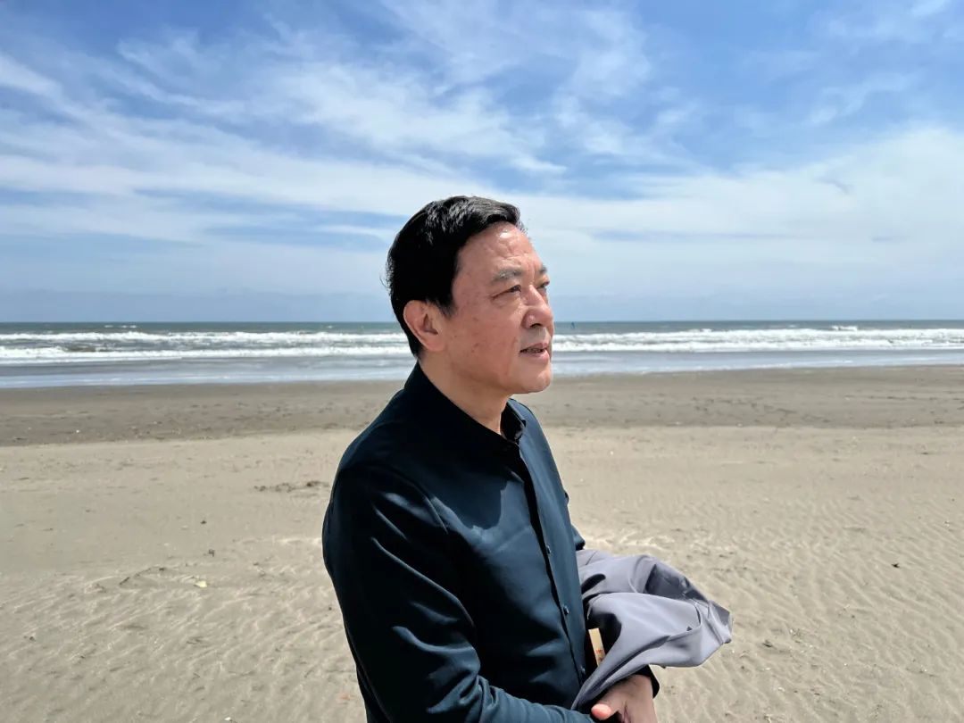 潘軍，著名作家、編?。?957年生，安徽懷寧人。1982年畢業(yè)于安徽大學(xué)中文系，主要作品有長(zhǎng)篇小說(shuō)《日暈》《風(fēng)》《獨(dú)白與手勢(shì)》《死刑報(bào)告》以及《潘軍小說(shuō)文本》（6卷）等，并譯介為多種文字，多次獲獎(jiǎng)。另有話劇作品《地下》《斷橋》《合同婚姻》《霸王歌行》，獲第31屆“世界戲劇節(jié)”優(yōu)秀劇目獎(jiǎng)。自編自導(dǎo)的電視劇有《五號(hào)特工組》《海浪行動(dòng)》《驚天陰謀》《粉墨》《虎口拔牙》《分界線》等。