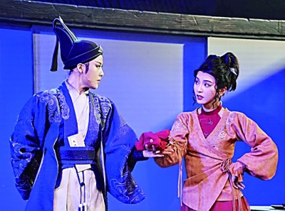 越劇演員陳麗君（左）和李云霄在越劇《新龍門客?！费莩鲋小Ｐ氯A社發(fā)