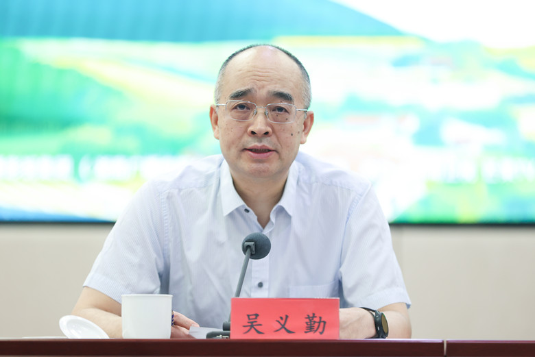 中國作協(xié)黨組成員、副主席、書記處書記吳義勤