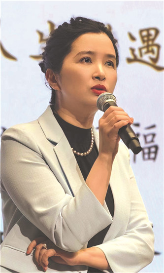 潘向黎，文學博士，上海作家協(xié)會副主席、專業(yè)作家。著有長篇小說《穿心蓮》，小說集《白水青菜》《十年杯》《輕觸微溫》《上海愛情浮世繪》等，專題隨筆集《茶可道》《梅邊消息》《古典的春水》《人間紅樓》等，共三十多種。獲魯迅文學獎短篇小說獎等