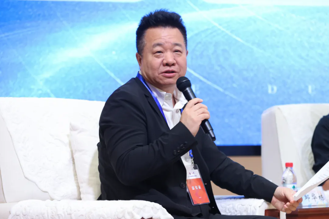 中國作協(xié)黨組成員、副主席、書記處書記邱華棟出席并主持論壇