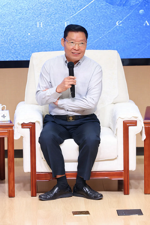 中國大洋協(xié)會副理事長、中國“蛟龍?zhí)枴焙Ｔ嚞F(xiàn)場總指揮劉峰發(fā)言