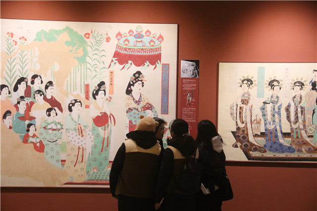 研學(xué)學(xué)員在敦煌國際會展中心參觀敦煌文化主題展（攝影 張曉亮）