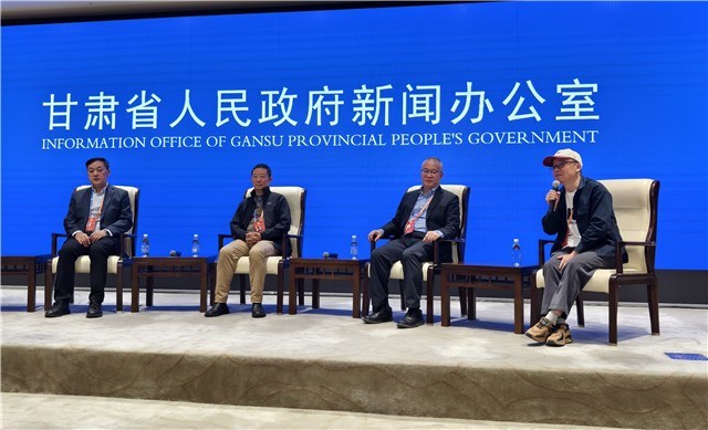 中山大學(xué)博導(dǎo)、教授，中國頂尖文學(xué)評論家謝有順，浙江文藝出版社常務(wù)副社長，翻譯家曹元勇，北師大教授，詩人歐陽江河，魯迅文學(xué)獎獲得者、甘肅文聯(lián)副主席、作協(xié)主席葉舟回答記者提問（攝影 澎湃新聞記者 夏奕寧）
