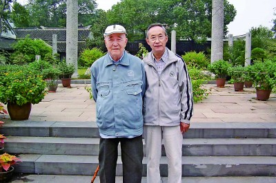 2005年10月，朱季海（左）與張洪鈞在蘇州雙塔寺。作者供圖