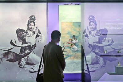觀眾在北京恭王府博物館內(nèi)參觀梅蘭芳在京劇《天女散花》中的劇照（左）和徐悲鴻畫作《天女散花》（復(fù)制品）。新華社發(fā)