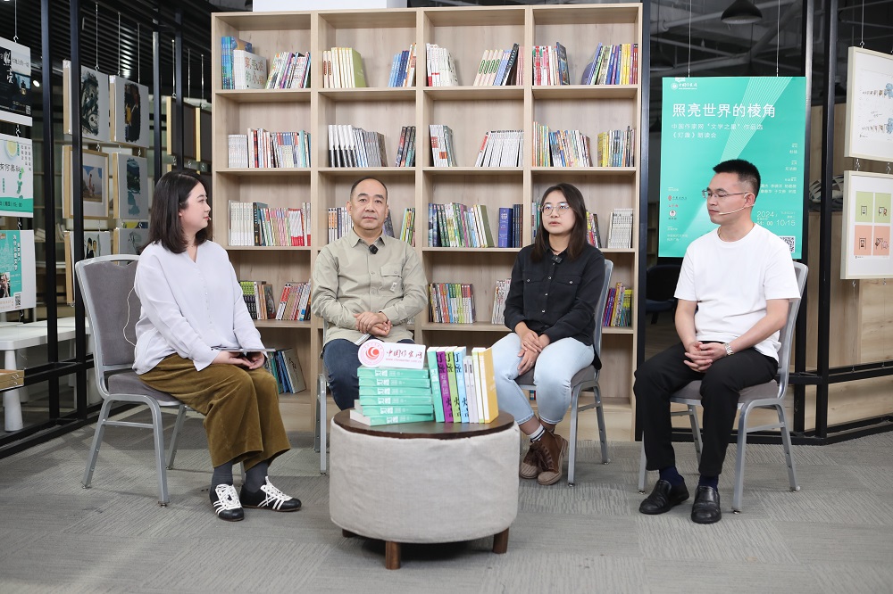桫欏（右三）、于文舲（右二）、宋煜（右一）分享投稿經(jīng)歷