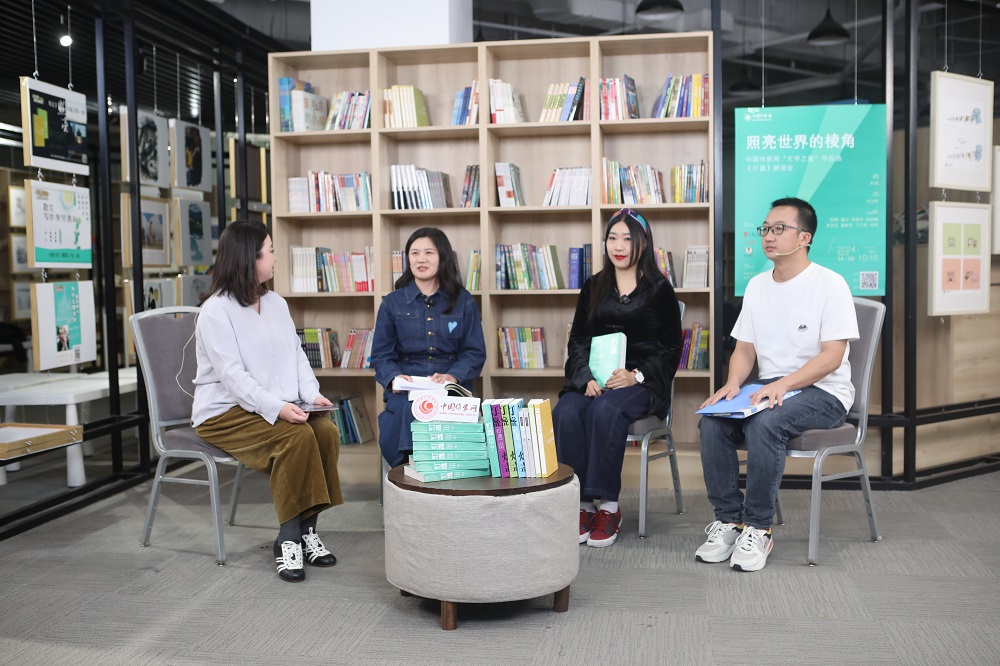 譚杰（右三）、楊碧薇（右二）、李英?。ㄓ乙唬┓窒怼稛舯K》