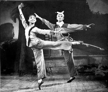 1965年，芭蕾舞劇《白毛女》演出劇照。上海芭蕾舞團供圖