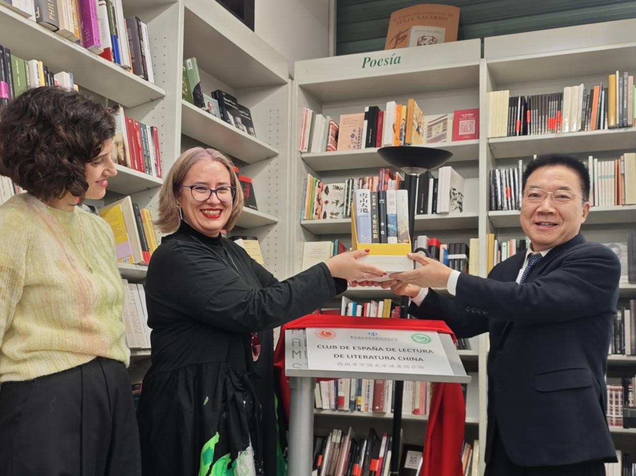 胡邦勝（右一）、婧萱（左二）、白蘭（左一）共同為“西班牙中國文學讀者俱樂部”揭牌
