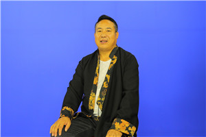 翻譯獎(jiǎng)：國(guó)家通用語(yǔ)言文字←→藏文作者：趙有年（藏族）         獲獎(jiǎng)感言2014年底，我去北京參加魯迅文學(xué)院少數(shù)民族文學(xué)班參加培訓(xùn)的時(shí)候，在一次交流課上和《人民文學(xué)》等雜志社的主編們交流時(shí)，我提出了藏族作家中民譯漢的翻譯能力過(guò)于薄弱而作品沒(méi)有展示給其他兄弟民族閱讀，從而雜志社主編們談起了翻譯的力量，甚至說(shuō)莫言獲諾貝爾文學(xué)獎(jiǎng)……