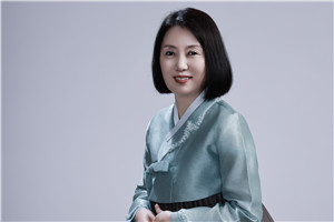 翻譯獎(jiǎng)：國(guó)家通用語(yǔ)言文字←→朝鮮文作者：鄭風(fēng)淑（朝鮮族）         獲獎(jiǎng)感言感謝致力于培養(yǎng)各民族作家翻譯家的《民族文學(xué)》雜志，一直以來(lái)給我們搭建各具特色的平臺(tái)，讓我們各民族兄弟姐妹在共有的中華文化家園中盡情地書(shū)寫(xiě)生活、表達(dá)胸臆，實(shí)現(xiàn)自我價(jià)值。 朝鮮族著名作家許連順跳出原有的創(chuàng)作思維，以作家特有的胸懷和眼界感悟博大精深的中華文化，探索邊疆少數(shù)民族文學(xué)融入……