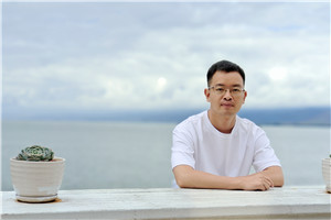 散文獎(jiǎng)：《與父親書(shū)》作者： 向迅（土家族）         獲獎(jiǎng)感言顧名思義，《與父親書(shū)》是一本寫(xiě)給父親的書(shū)，也是一本獻(xiàn)給天下所有父輩的書(shū)。由于受到傳統(tǒng)的中國(guó)式父子關(guān)系的影響，我們和父親在生活中總是沉默以對(duì)，即便是在他即將離開(kāi)我們的時(shí)候，我們都極力克制著彼此的情感，以至于他一生的故事成為謎團(tuán)。正因?yàn)槿绱?，在?chuàng)作這本書(shū)的過(guò)程中……
