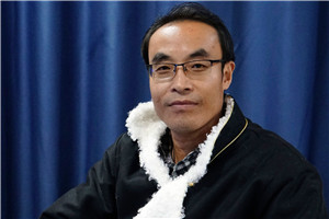 散文獎(jiǎng)：《兄弟記》 作者： 王小忠（藏族）         獲獎(jiǎng)感言《兄弟記》寫(xiě)的是青藏高原邊緣地帶農(nóng)牧交匯地的甘南故事，它沒(méi)有什么重大事件和尖銳的沖突，都是日常生活與世相百態(tài)。從根本上看，就是對(duì)甘南農(nóng)牧區(qū)交匯地的生活方式、生產(chǎn)勞動(dòng)及思想觀念變化的客觀敘述，是鄉(xiāng)村倫理變遷的詠嘆。我期盼著一種崇高的倫理道德能夠永恒地存在于世……