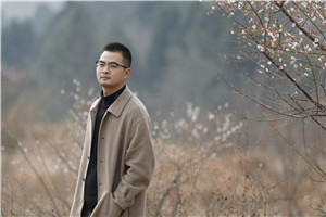 散文獎(jiǎng)：《綠皮火車》 作者： 羌人六（羌族）         獲獎(jiǎng)感言因?yàn)閷?xiě)作，我從故事中的尋金者身上，也能深切體會(huì)那種歷經(jīng)輾轉(zhuǎn)終于醍醐灌頂柳暗花明的心路歷程。2004年高中時(shí)期開(kāi)始文學(xué)創(chuàng)作，大學(xué)畢業(yè)后回到家鄉(xiāng)生活工作，我才終于找到自己寫(xiě)作的“源頭活水”，于是有了關(guān)于家鄉(xiāng)龍門山斷裂帶的書(shū)寫(xiě)，于是有了散文集《綠皮火車》。川西北龍門山斷裂帶，鄉(xiāng)親父老的名字與臉孔……