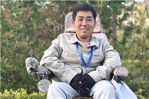 散文獎(jiǎng)：《青白石階》 作者： 柳客行（回族）         獲獎(jiǎng)感言在這里我首先要感謝駿馬獎(jiǎng)評(píng)委對(duì)我的鼓勵(lì)和肯定。我覺(jué)得這份榮譽(yù)不僅僅屬于我個(gè)人，更屬于我的文學(xué)之路上給予我親切關(guān)懷和無(wú)私幫助的人們。是這些溫暖讓我真誠(chéng)地愛(ài)著這個(gè)世界，讓我堅(jiān)信文學(xué)的力量，以羸弱的身體守望文學(xué)理想。感謝在場(chǎng)的每一位領(lǐng)導(dǎo)和來(lái)賓，能夠聆聽(tīng)一個(gè)無(wú)力舉起話筒的作者……