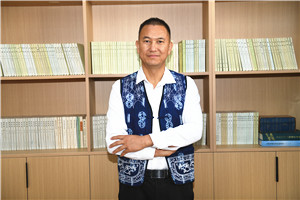 散文獎(jiǎng)：《洱海筆記》 作者： 北雁（白族）         獲獎(jiǎng)感言我慶幸自己出生在洱海之源。從我們村子后方山脈上發(fā)源的大小溪流河溝，以及離我們村子不遠(yuǎn)的茈碧湖、草海、綠蔭塘、鵝墩塘，還有從我們壩子里流過(guò)的彌茨河、鳳羽河、彌苴河、海尾河、永安江、羅時(shí)江，甚至包括從天空降落的雨水和羅坪山頂融化的雪水，它們的流向都是群山之外波瀾壯闊的洱?！?/></a></dt>
      <dd><a href=