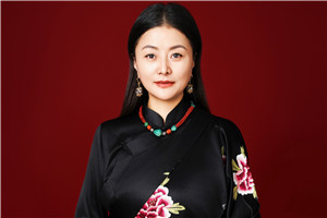 詩(shī)歌獎(jiǎng)：《留在紙上的心》 作者：那薩（藏族）         獲獎(jiǎng)感言非常榮幸獲得駿馬獎(jiǎng)，我的內(nèi)心充滿感激。我來(lái)自青海省玉樹(shù)藏族自治州，出生在通天河流域叫結(jié)拉的一個(gè)小山村，通天河藏語(yǔ)叫牦牛河，是長(zhǎng)江源頭的干流河。我曾經(jīng)在瀾滄江源頭的縣城雜多縣工作了八年。又到黃河源頭，在小小的敬水池里喝了三口水?？梢哉f(shuō)我是被長(zhǎng)江、黃河、瀾滄江的水養(yǎng)育的一個(gè)寫(xiě)作者……