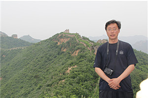 報(bào)告文學(xué)獎(jiǎng)：《靜靜的鴨綠江》 作者：周建新（滿族）         獲獎(jiǎng)感言獎(jiǎng)是授予我的，更是授予英烈們的，只不過(guò)我獲得了機(jī)會(huì)。每一次采訪，講述者都能讓我身臨其境，感受孫景坤老英雄高尚的一生。我沒(méi)有理由不蘸血為墨，書(shū)寫(xiě)英雄，書(shū)寫(xiě)“七一”勛章獲得者、深藏功名七十載的老英雄孫景坤。