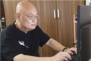 中短篇小說(shuō)獎(jiǎng)：《上嶺戀人》  作者：凡一平（壯族）         獲獎(jiǎng)感言上嶺，是我近些年文學(xué)創(chuàng)作的地理標(biāo)識(shí)，也是現(xiàn)實(shí)生活的真實(shí)存在。從桂北都安瑤族自治縣縣城往東十三公里，再沿紅水河順流而下四十公里，在二級(jí)公路的對(duì)岸，有被青山和竹林環(huán)抱的村莊，就是上嶺。它是我生命中最親切的土地，或搖籃。上嶺有著不多的人口，卻生生長(zhǎng)流，他們渺小但卻堅(jiān)韌，又像魚(yú)群一樣抱團(tuán)、歡樂(lè)。已經(jīng)死去和還活著的，都是我的父老鄉(xiāng)親。