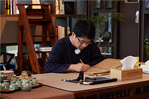 長(zhǎng)篇小說(shuō)獎(jiǎng)：《大醫(yī)》作者：馬伯庸（滿族）         獲獎(jiǎng)感言在調(diào)研和創(chuàng)作過(guò)程中，隨著我深入了解中國(guó)近代醫(yī)學(xué)史，不斷被當(dāng)年的大醫(yī)們所感動(dòng)。其中有太多可歌可泣的人物、驚心動(dòng)魄的故事以及救國(guó)救民的仁愛(ài)精神，放到今日，仍不過(guò)時(shí)。當(dāng)年他們?cè)趤y世之中的艱辛與堅(jiān)持，實(shí)在應(yīng)該讓現(xiàn)在的公眾了解。而讓他們了解的最好方式，就是通過(guò)文藝作品來(lái)表現(xiàn)，只有寫(xiě)出這種精神的繼承性與時(shí)代性，歷史小說(shuō)的質(zhì)感才能凸顯出來(lái)。