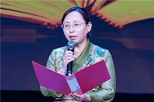 長(zhǎng)篇小說(shuō)獎(jiǎng)：《在高原》  作者：尼瑪潘多（藏族）         獲獎(jiǎng)感言文學(xué)創(chuàng)作不是我的職業(yè)，是我選擇的一條精神之路，它給予我的心理安寧和精神豐盈感，讓我心生感恩。今天，《在高原》這本書(shū)里呈現(xiàn)的故事、思考和探索得到評(píng)委們的肯定，給我的鞭策和鼓舞是巨大的，讓我對(duì)走好今后的文學(xué)創(chuàng)作之路充滿了信心……
