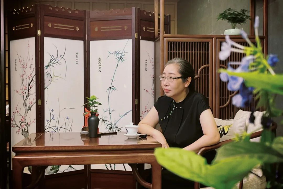 張勇 國家一級(jí)編劇、作家，四川省作協(xié)副主席。曾獲第二屆文榮獎(jiǎng)作家編劇獎(jiǎng)（《偽裝者》）。創(chuàng)作長篇小說《一觸即發(fā)》《偽裝者》《貴婉日記》，紅色諜戰(zhàn)川劇《黎明十二橋》以及電視劇《一觸即發(fā)》《偽裝者》《天衣無縫》等。