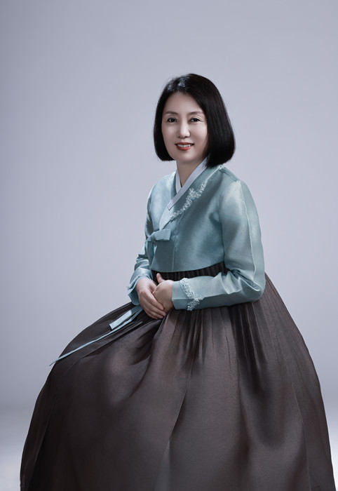 鄭風(fēng)淑，朝鮮族，1969年生。吉林省延邊朝鮮族自治州人大常委會(huì)副秘書長。出版報(bào)告文學(xué)《金達(dá)萊映紅山崗》，翻譯出版長篇小說《南大川》、配圖詩歌集《中國朝鮮族民俗圖》等。曾獲《民族文學(xué)》獎(jiǎng)翻譯獎(jiǎng)。