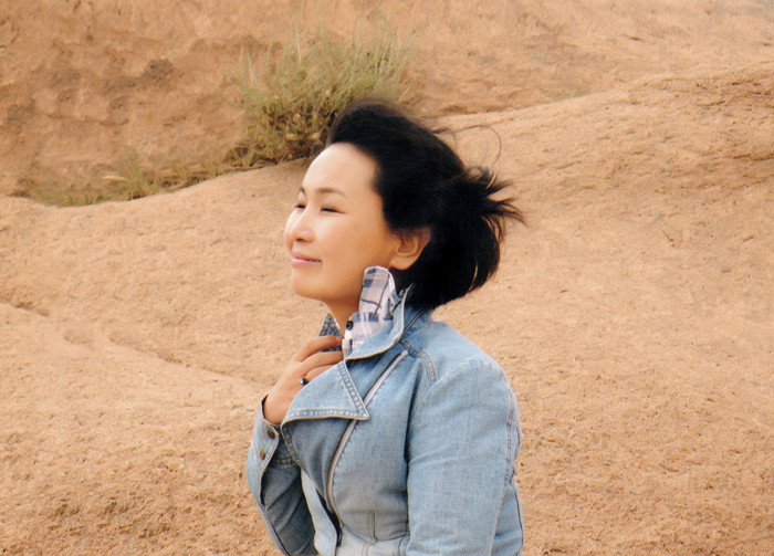 朵日娜，蒙古族，1971年生，內(nèi)蒙古赤峰市克什克騰旗人。內(nèi)蒙古赤峰市民族事務(wù)委員會(huì)副譯審，內(nèi)蒙古自治區(qū)翻譯家協(xié)會(huì)副主席。出版譯著《阿拉善風(fēng)云》（又名《遙遠(yuǎn)的大漠》）《斷裂》《飲馬井》《我給記憶命名》等。曾獲《民族文學(xué)》獎(jiǎng)，內(nèi)蒙古自治區(qū)索龍嘎文學(xué)獎(jiǎng)等。