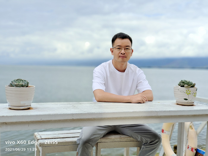 向迅，土家族，1984年生，湖北建始人?！队昊ā冯s志編輯。著有小說集《七月晚餐：南方幻想故事集》，散文集《聲音博物館》等。曾獲豐子愷散文獎(jiǎng)、孫犁散文獎(jiǎng)、江蘇紫金山文學(xué)獎(jiǎng)等。