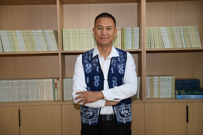 北雁，本名王燦鑫，白族，1982年生，云南洱源人。云南省大理州教育體育局高級(jí)教師。出版長(zhǎng)篇小說(shuō)《趕在太陽(yáng)落山以前》等。曾獲云南文學(xué)藝術(shù)獎(jiǎng)。