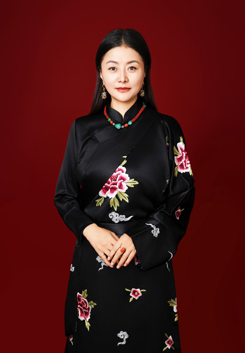 那薩，本名索樣，藏族，1977年生，青海玉樹(shù)人。曾供職于青海省玉樹(shù)州雜多縣阿多鄉(xiāng)政府。出版詩(shī)集《一株草的加持》等。