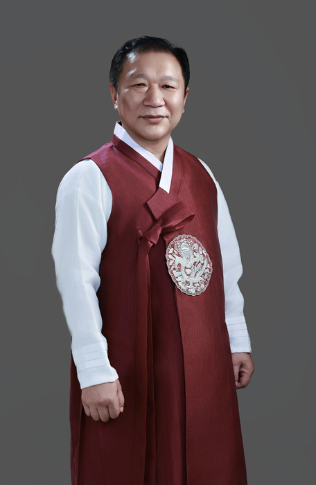金榮健，朝鮮族，1963年生。曾任延邊人民出版社《文化時(shí)代》編輯部主編。出版詩集《晨山問候》《至水微瀾》《留在空位置的理由》等。曾獲吉林省長白山文藝獎、吉林省電視丹頂鶴獎最優(yōu)秀導(dǎo)演獎、全國少數(shù)民族廣播電視節(jié)目最優(yōu)秀導(dǎo)演獎等，被評為全國百佳電視藝術(shù)工作者。編劇及總策劃的舞劇《阿里郎花》獲中國少數(shù)民族舞蹈大賽金獎。
