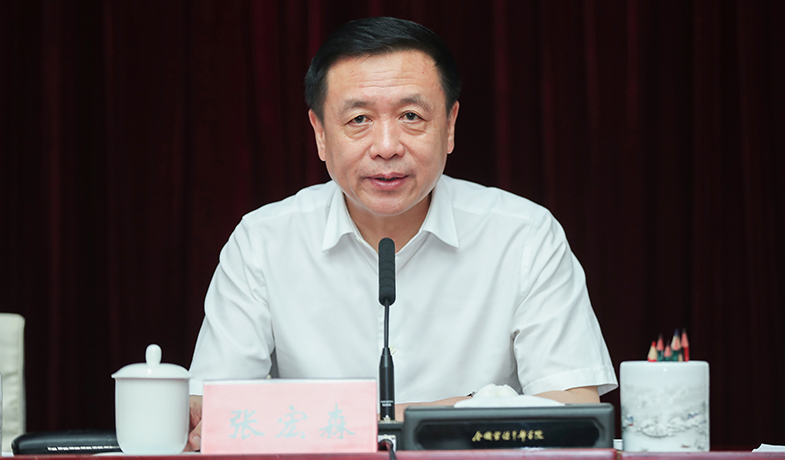 7月20日，評(píng)委會(huì)名譽(yù)主任張宏森在第一次全體會(huì)上講話