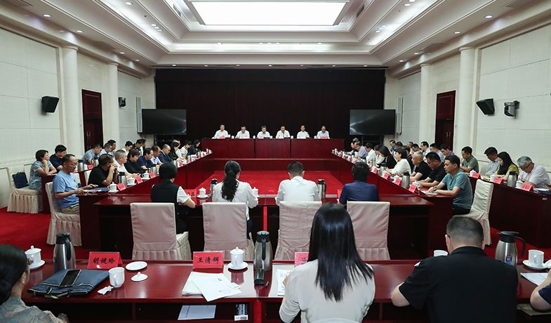 7月20日，第十三屆全國(guó)少數(shù)民族文學(xué)創(chuàng)作駿馬獎(jiǎng)評(píng)獎(jiǎng)委員會(huì)第一次全體會(huì)議在京召開(kāi)