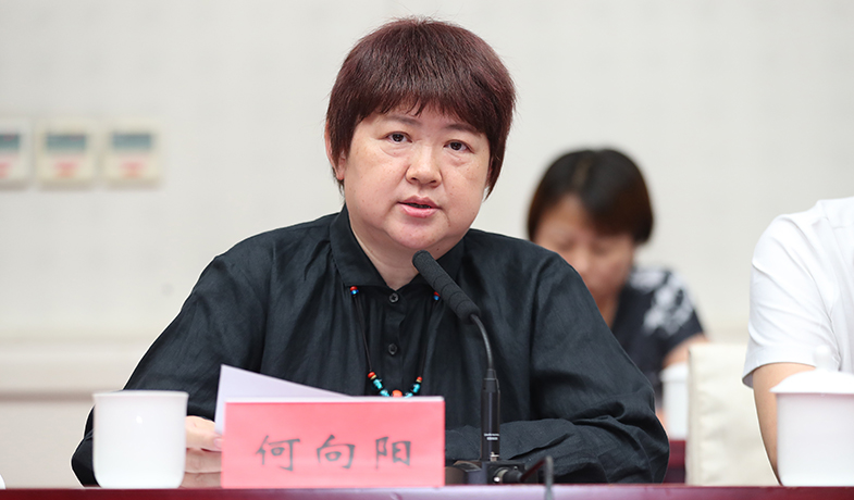 7月31日，評(píng)獎(jiǎng)辦公室主任何向陽(yáng)報(bào)告初選名單公示情況