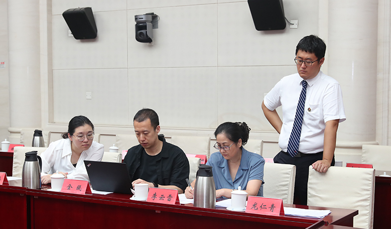 7月31日，工作人員在紀(jì)律監(jiān)察組和公證員的監(jiān)督下統(tǒng)計(jì)選票
