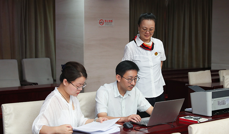 7月31日，工作人員在紀(jì)律監(jiān)察組和公證員的監(jiān)督下統(tǒng)計(jì)選票