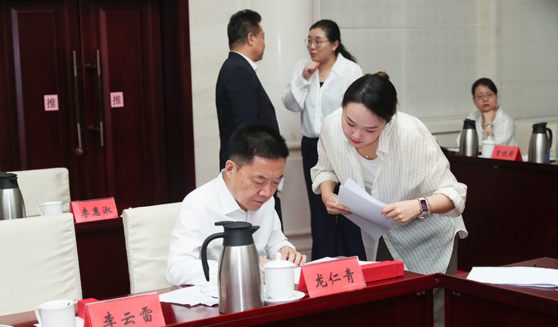 7月31日，紀(jì)律監(jiān)察組組長(zhǎng)胡邦勝檢查選票統(tǒng)計(jì)情況并簽字