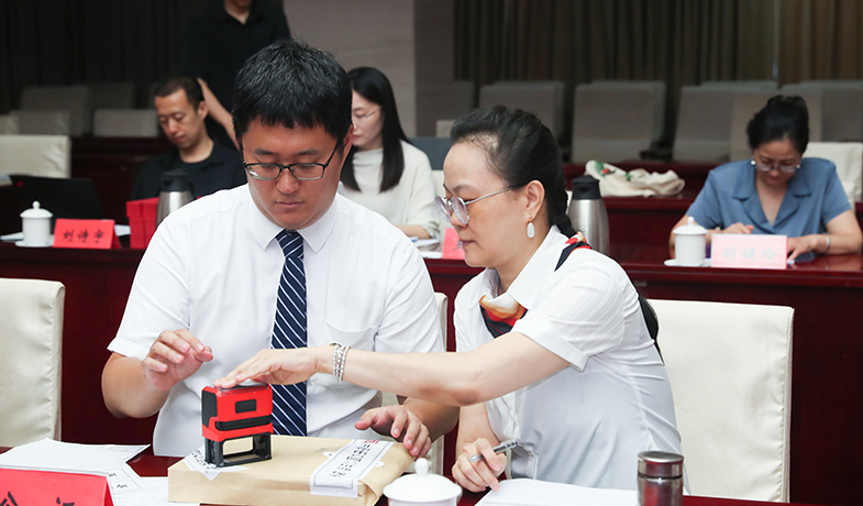 7月31日，公證處人員將選票結(jié)果封存